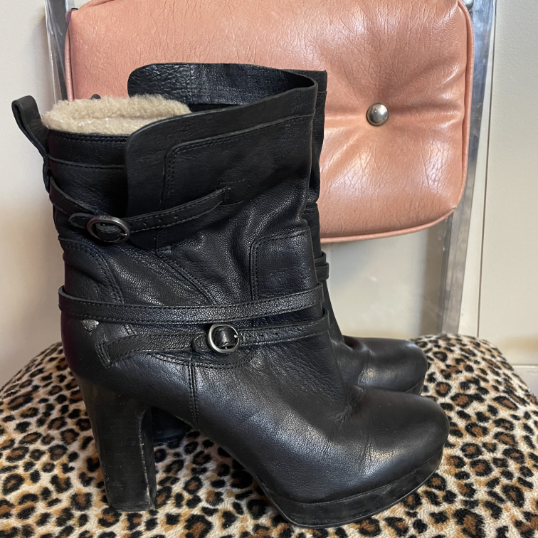 Boots UGG Size 8