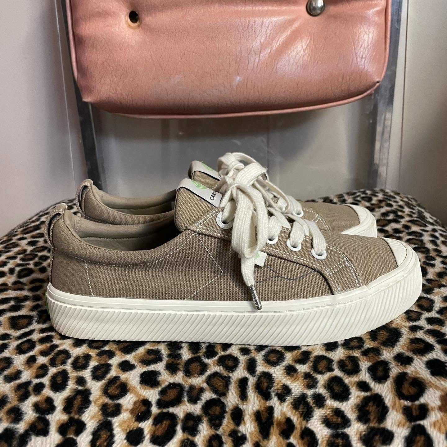 Sneakers Cariuma Size 7
