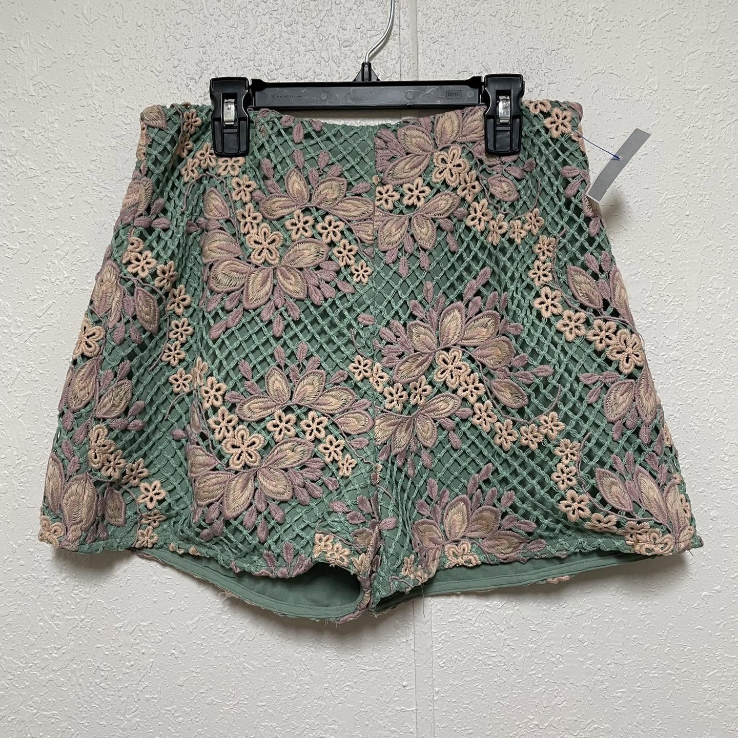 Shorts entro Size Medium