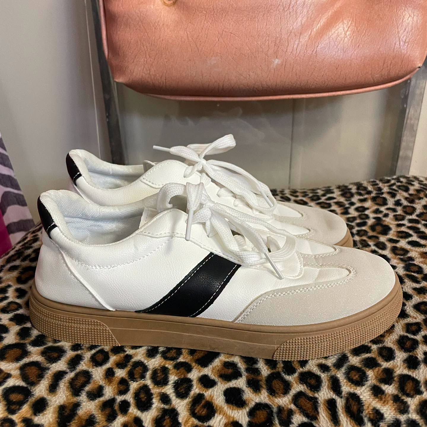 Sneakers . Size 8