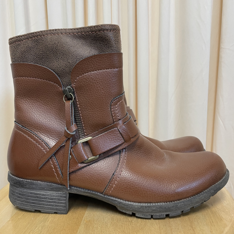Boots Clarks Size 9