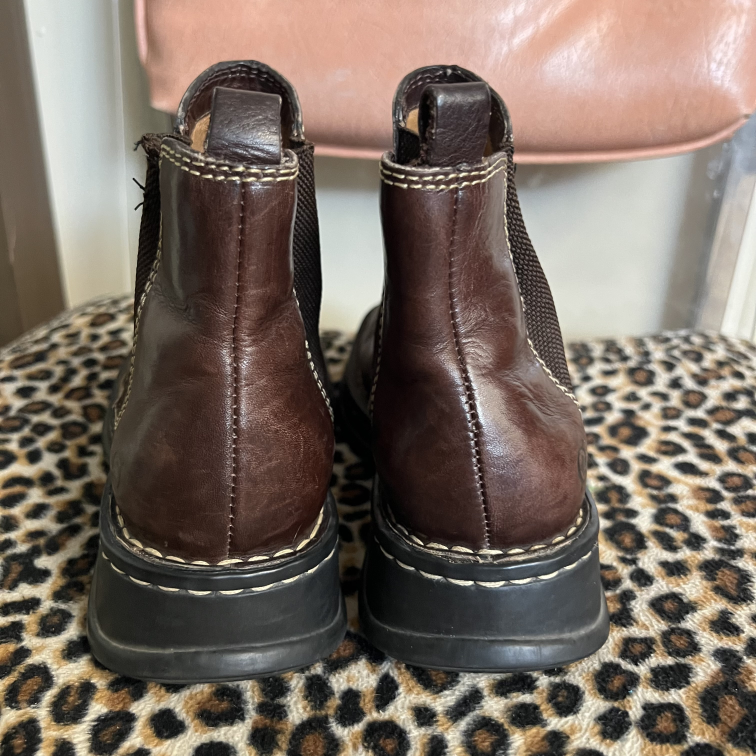 Boots Born Size 7