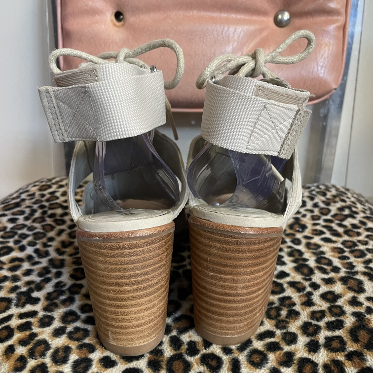 Heels Sorel Size 9