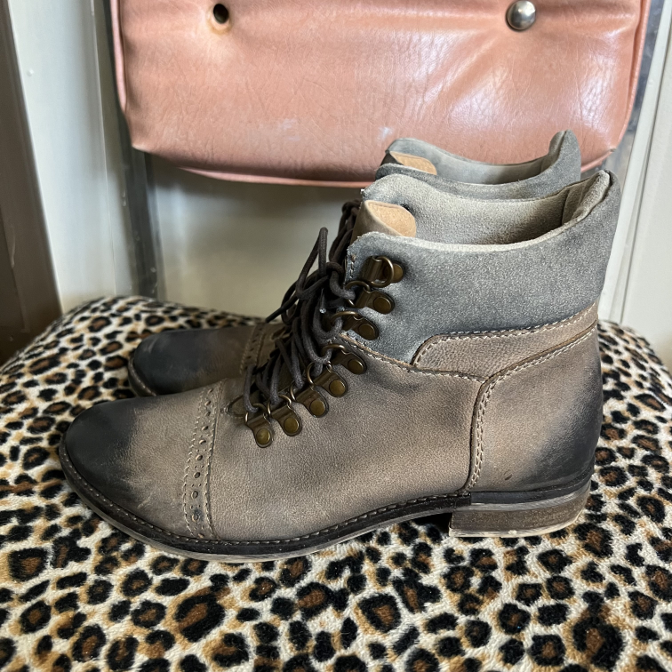 Boots DibaTrue Size 8