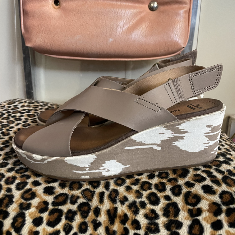 Sandals Clarks Size 8
