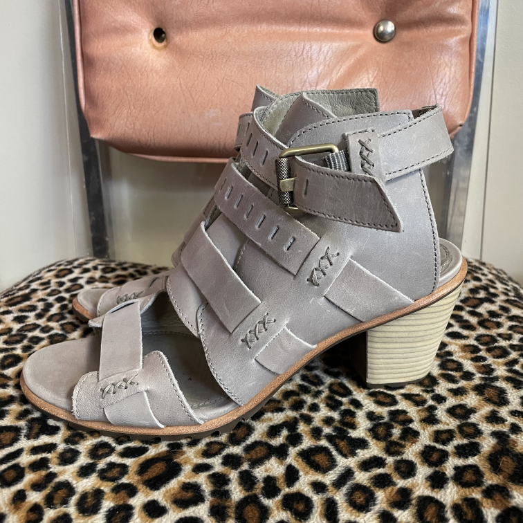 Heels Sorel Size 9