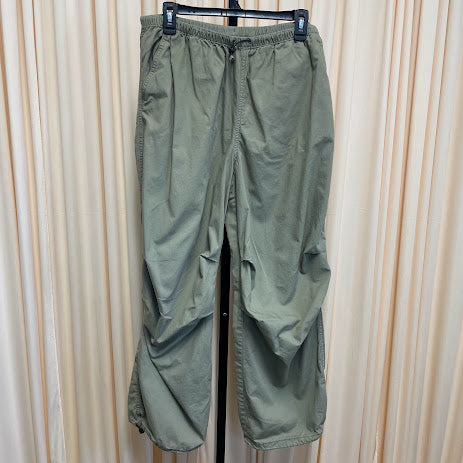 Pants DIVIDED Size Medium