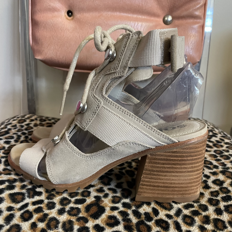 Heels Sorel Size 9