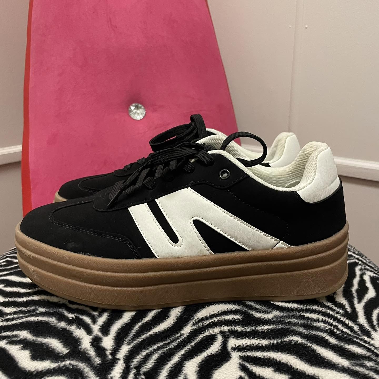 Sneakers La Sheelah Size 10