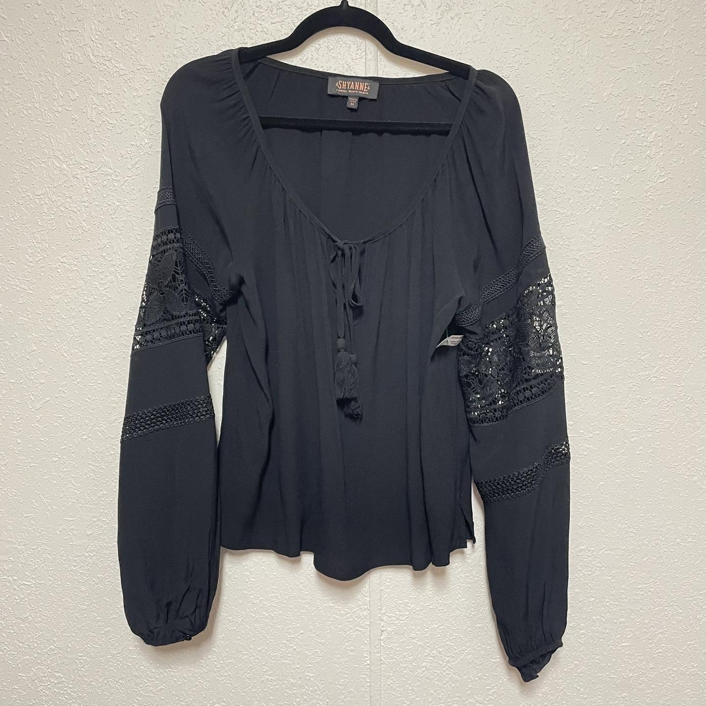 Top SHYANNE Size Medium