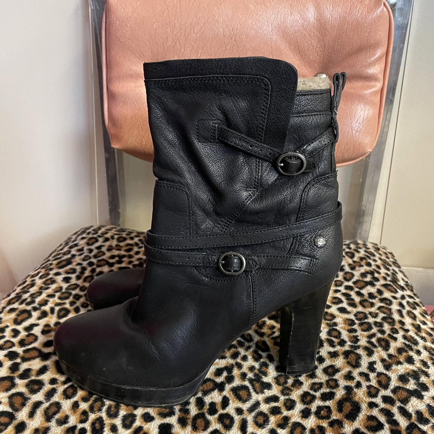 Boots UGG Size 8