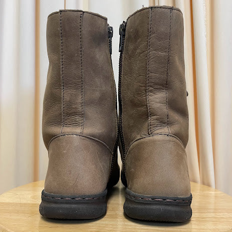Boots Born Size 8