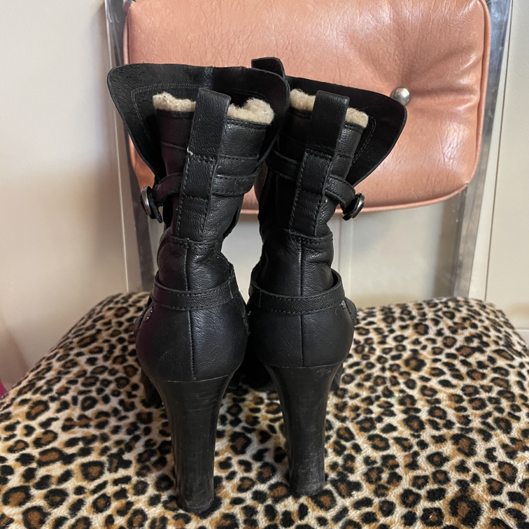 Boots UGG Size 8