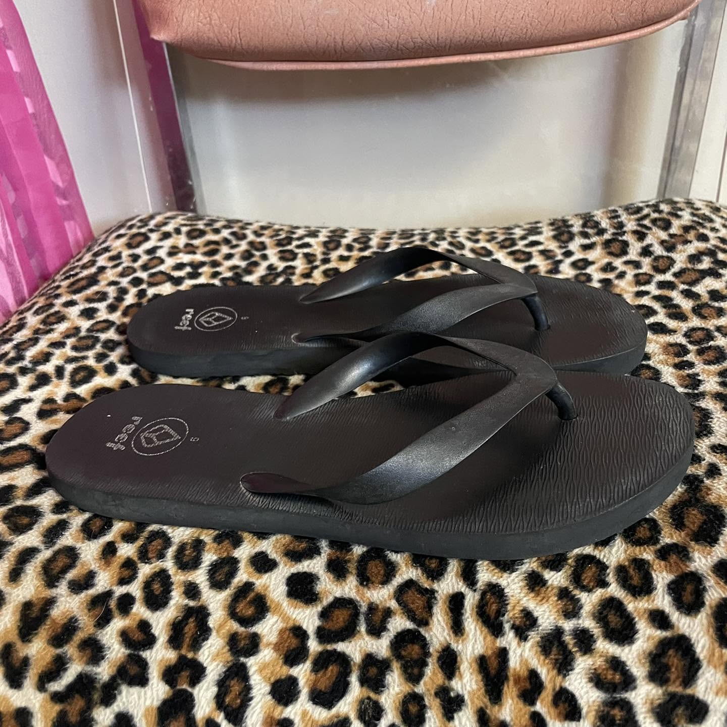 Sandals Reef Size 9