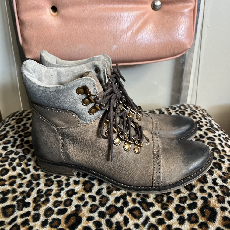 Boots DibaTrue Size 8