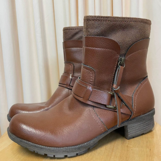 Boots Clarks Size 9