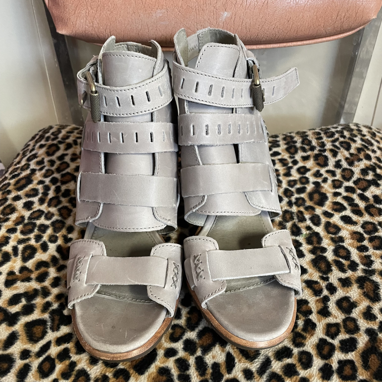 Heels Sorel Size 9