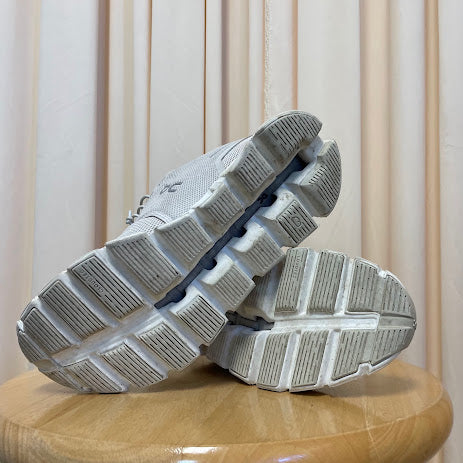 Sneakers On Cloud Size 6.5