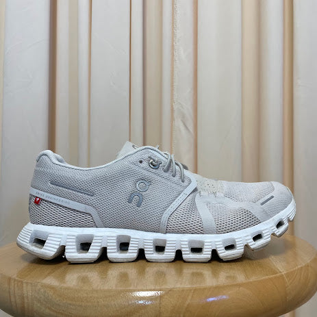 Sneakers On Cloud Size 6.5