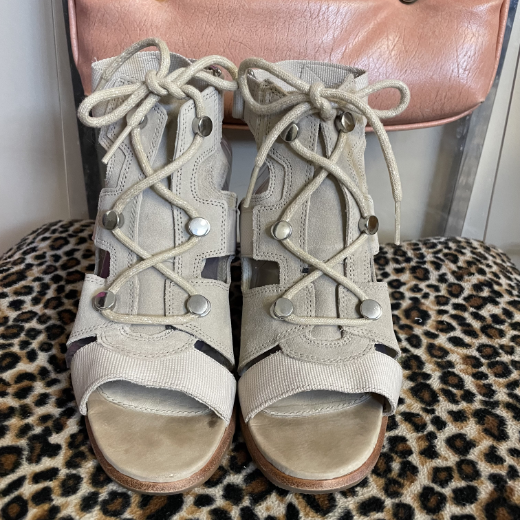 Heels Sorel Size 9