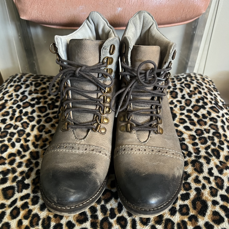 Boots DibaTrue Size 8