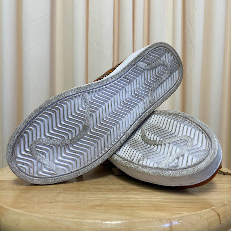 Sneakers . Size 7