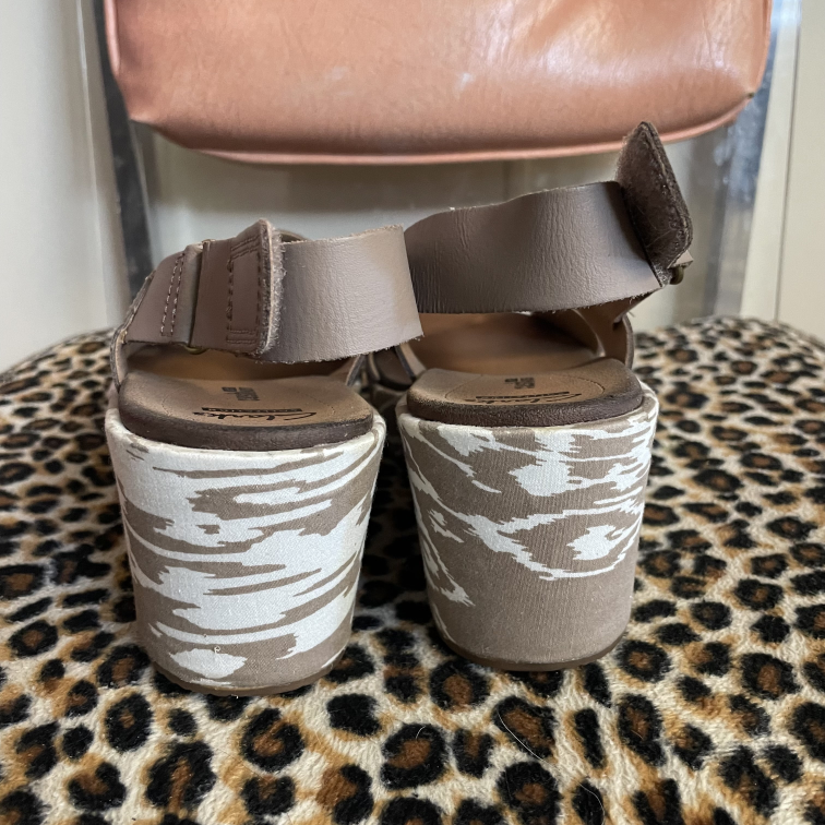 Sandals Clarks Size 8