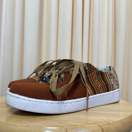 Sneakers . Size 7