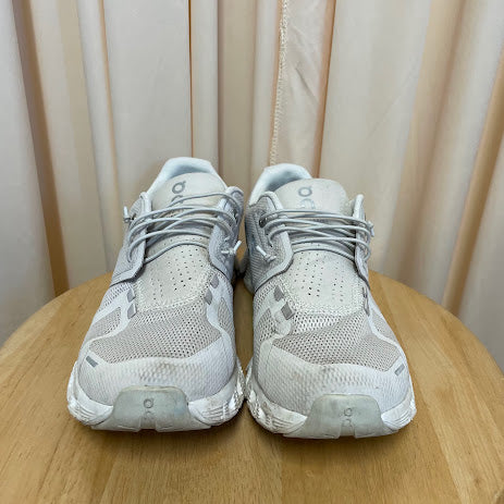 Sneakers On Cloud Size 6.5