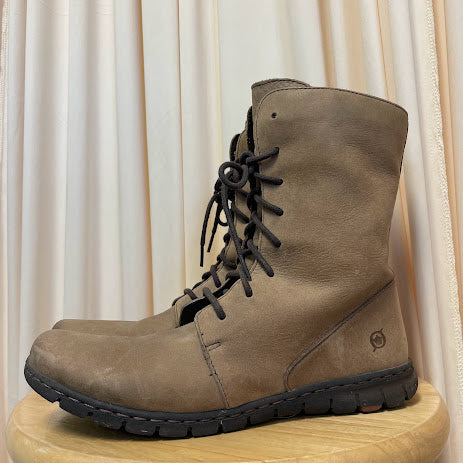 Boots Born Size 8
