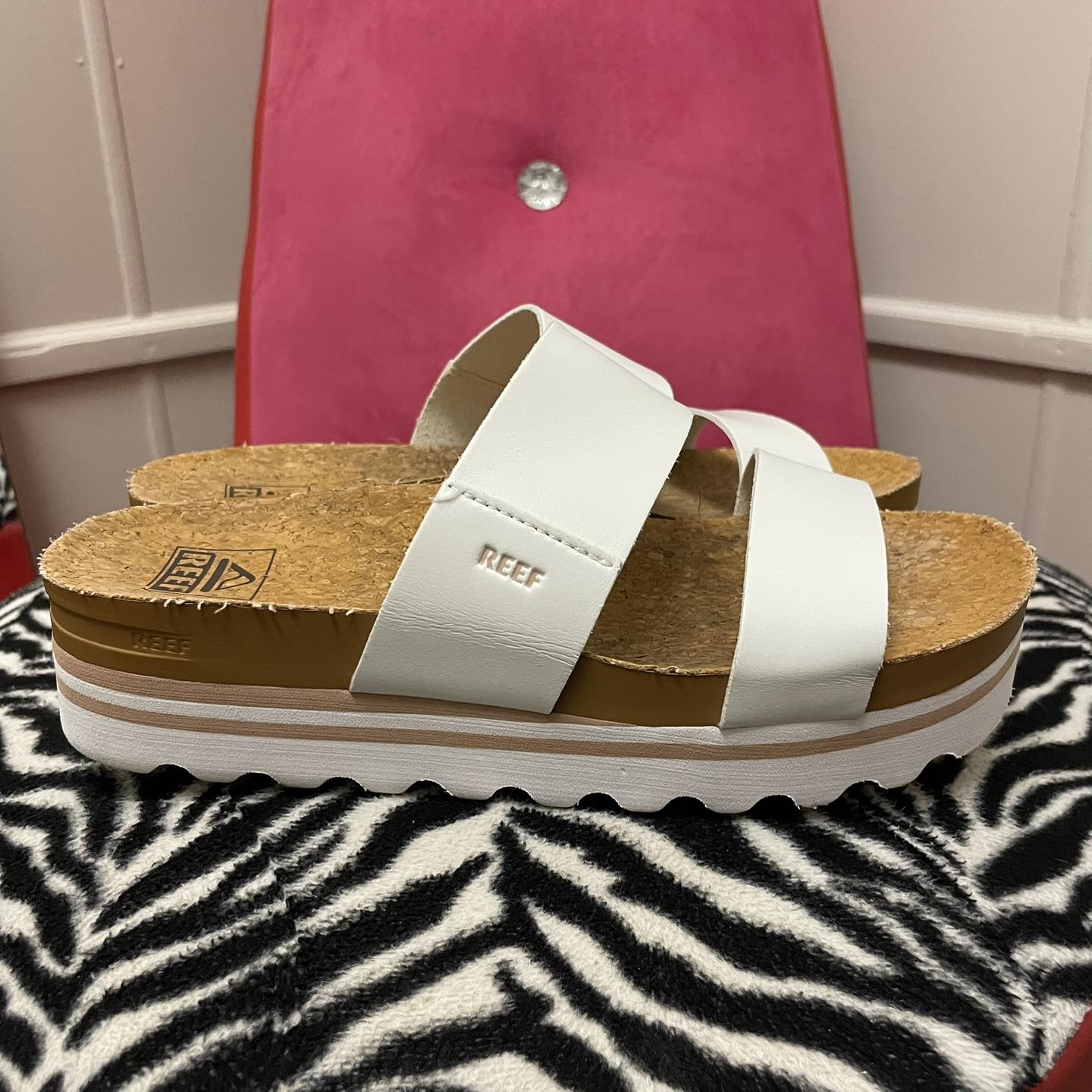 Sandals Reef Size 6