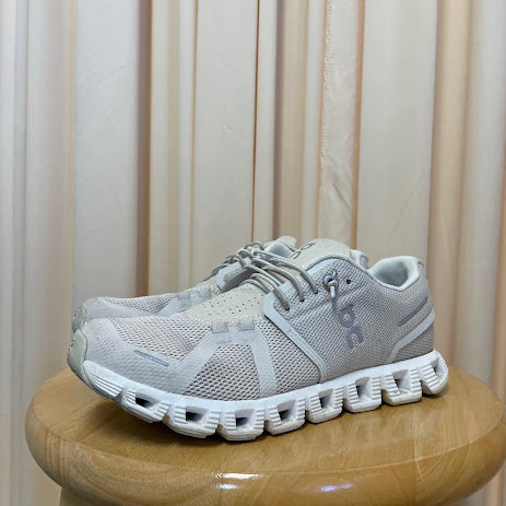 Sneakers On Cloud Size 6.5