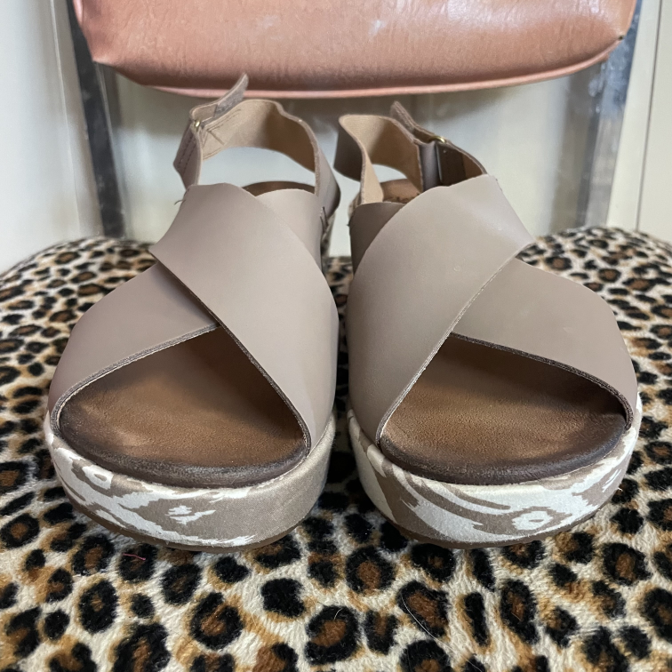 Sandals Clarks Size 8