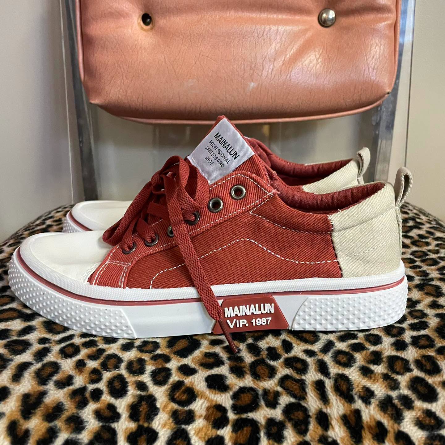 Sneakers . Size 10